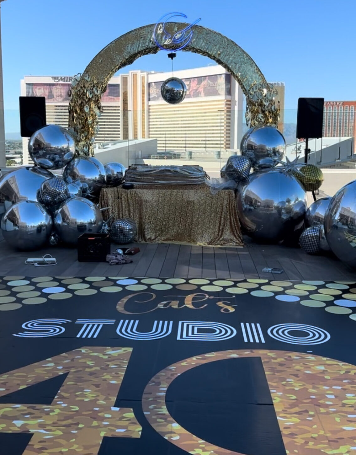 gold glitter and silber disco ball rooftop party set up for 40th bday party in las vegas